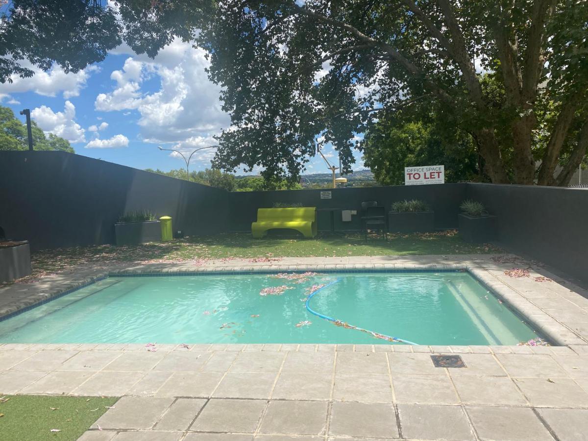 Lovely Rosebank 1-Bedroom Condo With Pool & Cinema Johannesburg Exterior photo